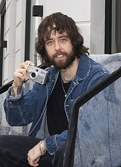 'Først til verdens ende'-Sebastians nye eventyr: Baby på vej