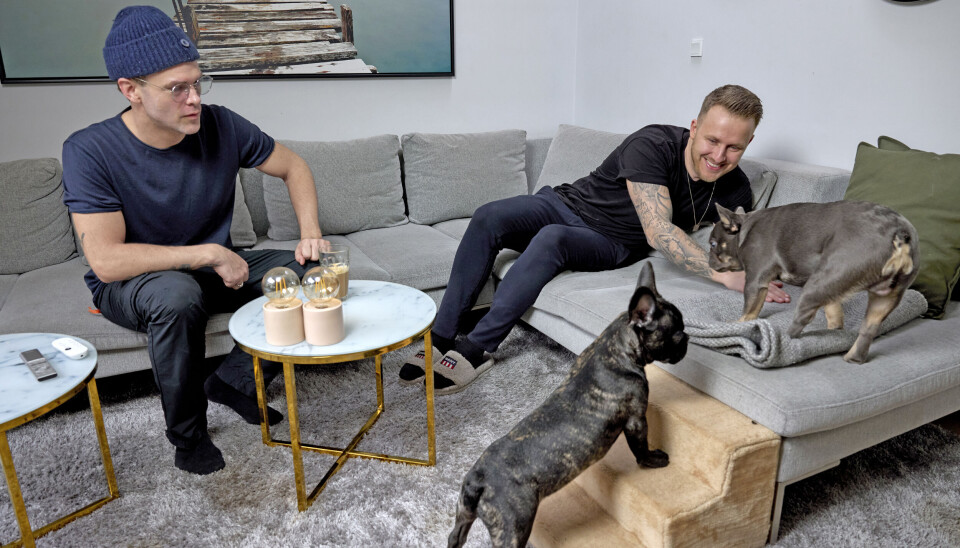 – Jeg havde to regler, da vi fik dem. De måtte ikke være i sofaen og i sengen. Det har jeg givet op på, fortæller Silas.