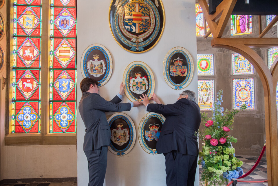 Kronprins Christian afslører sit elefantridderskjold på Frederiksborg Slot.