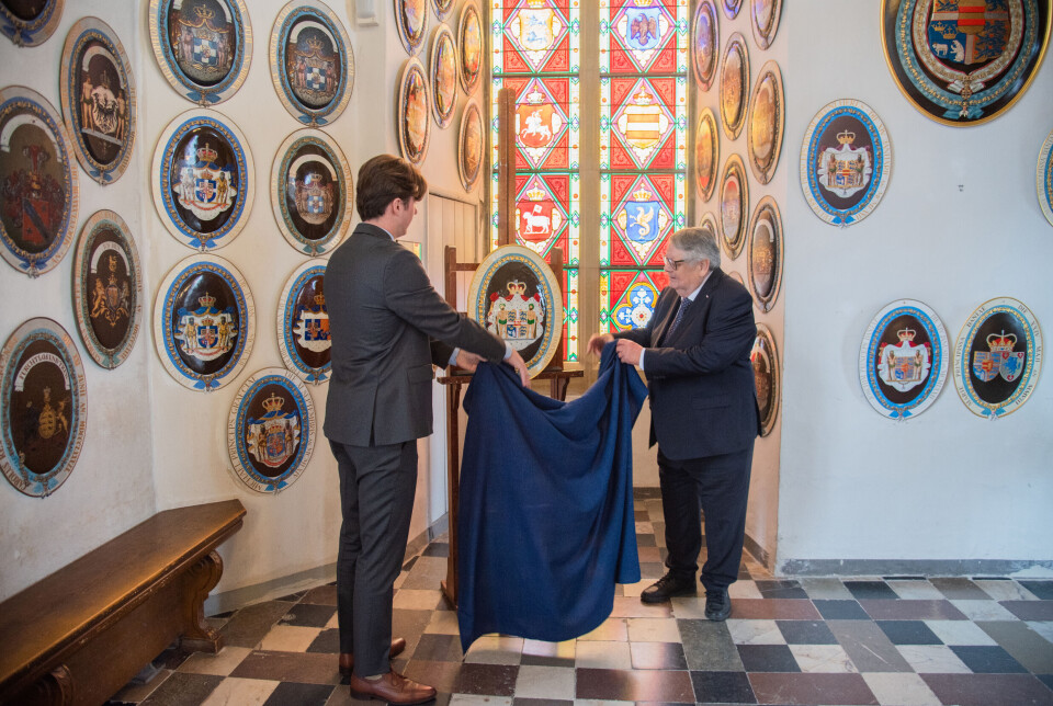 Kronprins Christian afslører sit elefantridderskjold på Frederiksborg Slot.