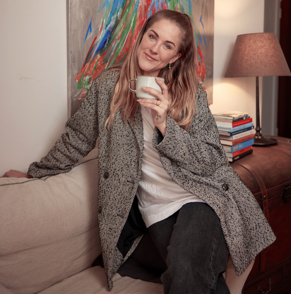 Når Camilla ikke er på skærmen, så arbejder hun i en virksomhed som medierådgiver og underviser i dans ved siden af.