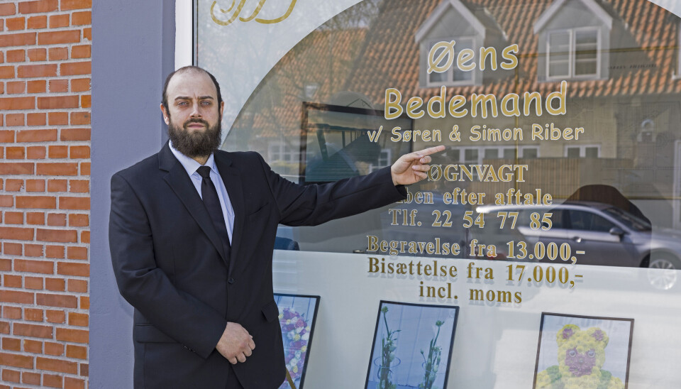 Mange års store ønske gik i opfyldelse, da Simon fik sit navn på facaden.