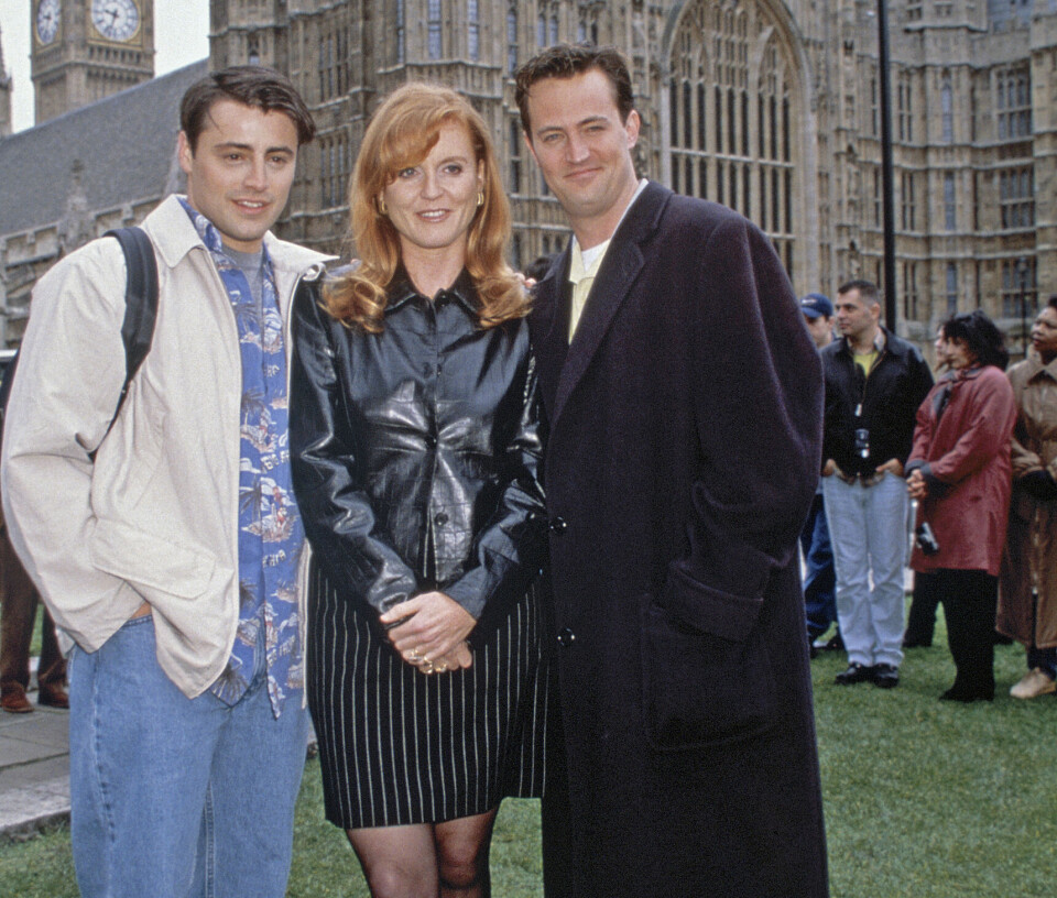 Hertuginde Sarah – her i selskab med Matt LeBlanc og Matthew Perry – var blandt seriens utallige kendte gæstestjerner.