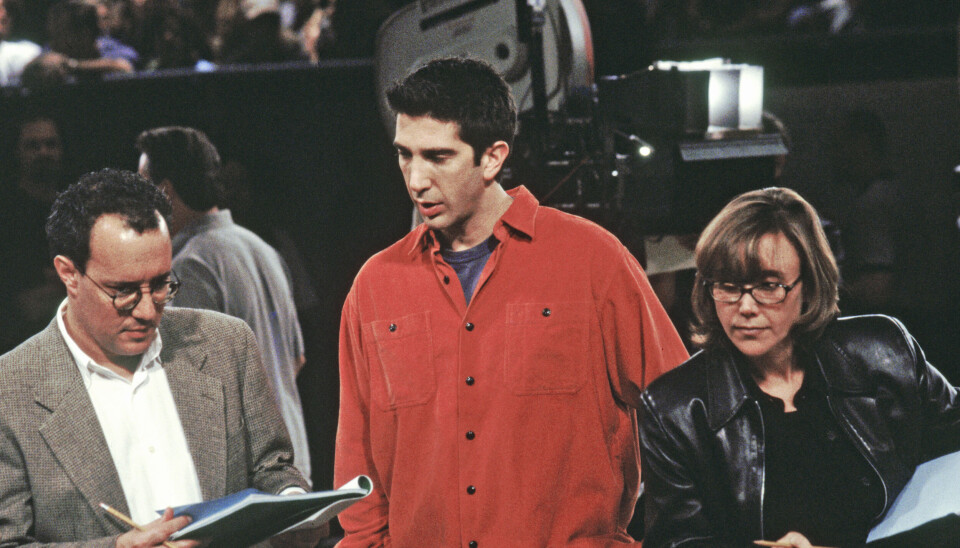 Skaberne af tv-serien, David Crane og Marta Kauffman, diskuterer en scene med David Schwimmer.