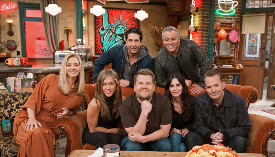 Talkshow-værten James Corden blandt venner ved den store 'Friends: Reunion'.