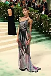 23-årige Iris Law hilser sommeren velkommen i en Versace-kjole, der til forveksling ligner smukke sommerfuglevinger, hvilket er den perfekte måde at hylde Met Gala-temaet ”Garden of time” (Tidens have red.). Den britiske model er datter af stjerne-skuespilleren Jude Law.