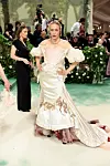 Skuespiller, model og designer Chloë Sevigny, 49, vil for meget på én gang med sit look. Delementer af det victorianske outfit fungerer, men tilsammen kan man ikke se detaljerne for bare detaljer.
