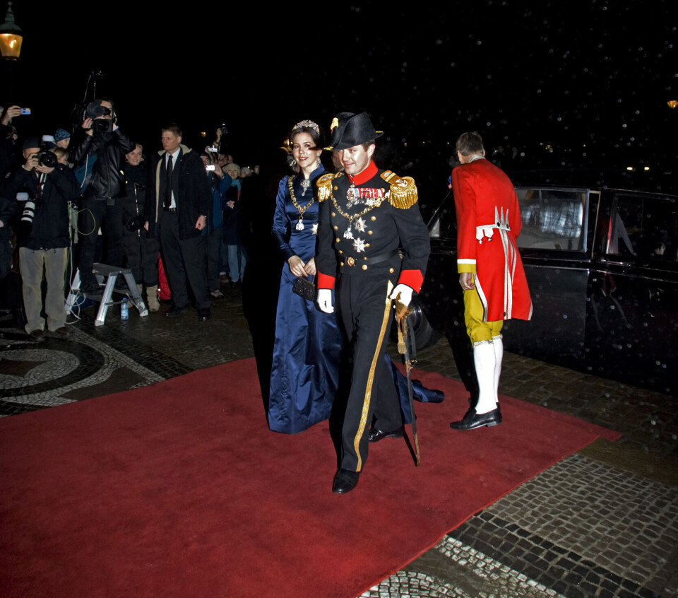 2006. Tsunamien i Thailand fik kongehuset til at aflyse nytårstaflet i 2005, så Marys første nytårstaffel på Amalienborg som kronprinsesse var i januar 2006.