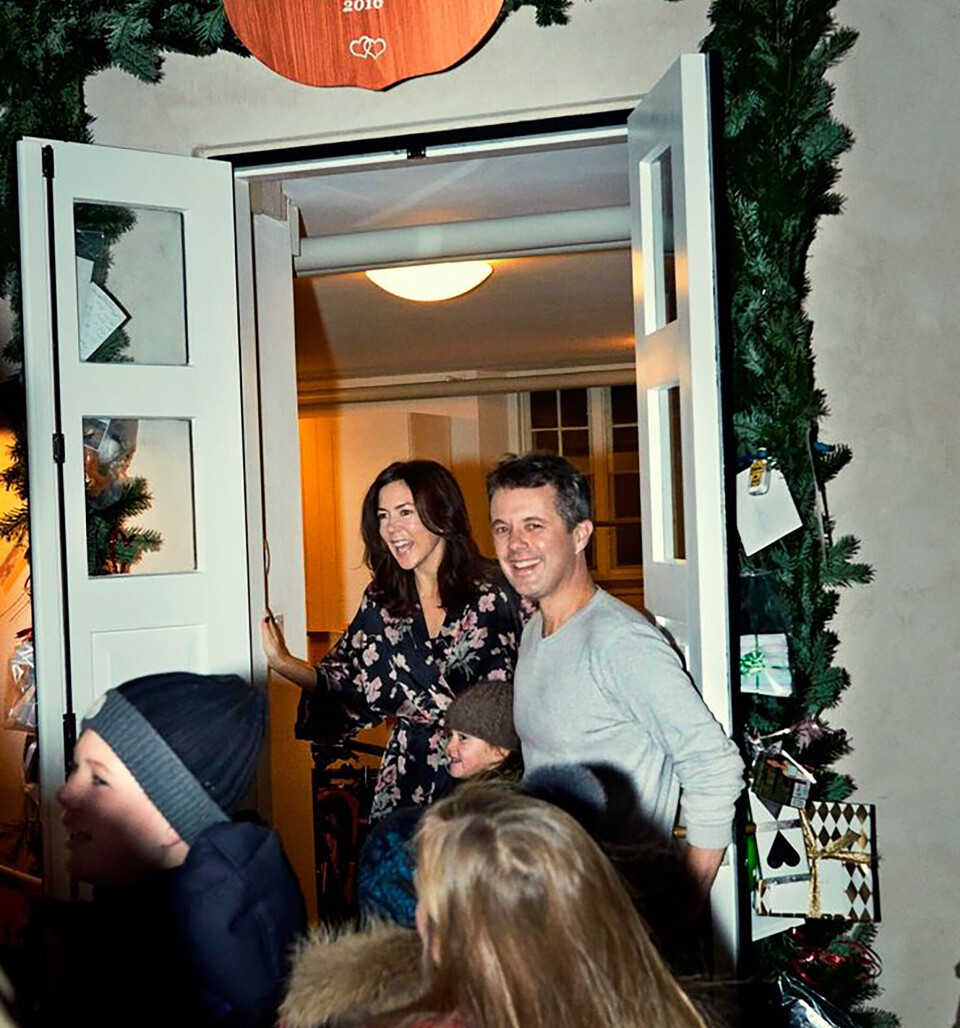 2016. I november kunne kronprinsparret fejre kobberbryllup. Familie og venner havde kl. 6:30 om morgenen arrangeret morgenvækning på Amalienborg for at markere dagen.