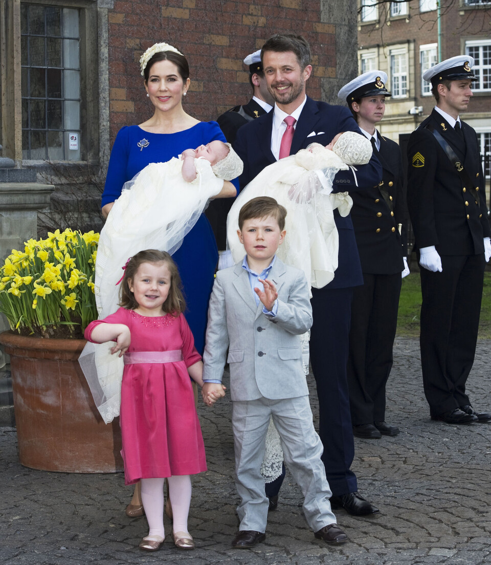 2011. Kronprinsparet fuldendte i april deres børneflok med dåben af tvillingerne prins Vincent og prinsesse Josephine i Holmens Kirke, hvor fireårige prinsesse Isabella og femårige prins Christian var med.