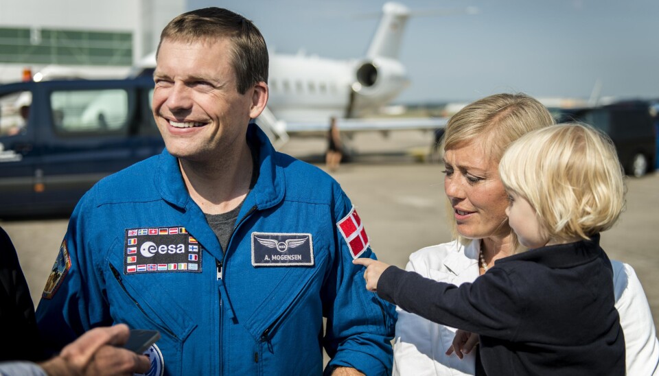 Andreas med hustruen, Cecilie, og datteren Emily i 2015, da han kom hjem til Köln efter sin første mission til ISS.