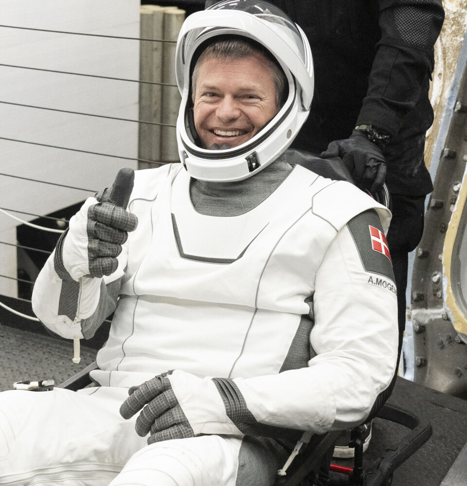 Det første livstegn fra Andreas, da rumkapslen var fisket op af vandet ved Florida i marts, og austronauterne blev hentet ombord på et skib.