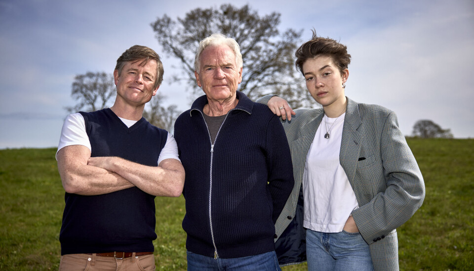Skurketrioen med plastikkirurgen Arne Lind (Caspar Philipson) som skylder fiskehandleren Otto en tjeneste og hjælper Ottos niece Astrid (Thit Aaberg) med skurkestregerne.