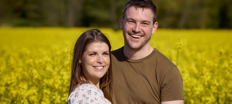 Se de søde billeder: 'Kærlighed hvor kragerne vender'-par er blevet forældre