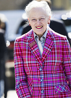 SE BILLEDET: Dronning Margrethe tilbage på job iført halskrave