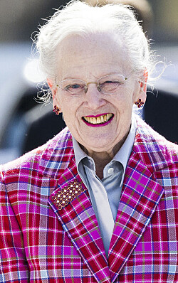 SE BILLEDET: Dronning Margrethe tilbage på job iført halskrave