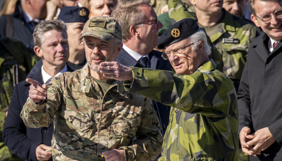 Under et besøg ved Stockholms amfibieregement på flådestation Berga overværede Frederik, der selv er frømand, sammen med den Carl Gustaf en øvelse med svenske angrebsdykkere.