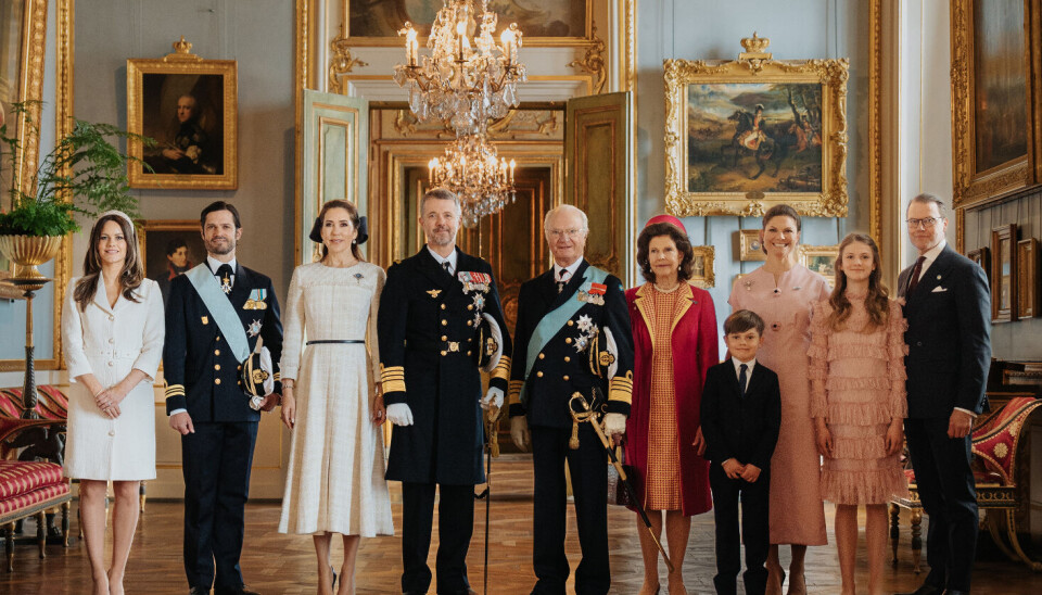 De to kongepar omgivet af prins Carl Philip, 44, og prinsesse Sofia, 39, samt Kronprinsesse Victoria, 46, og prins Daniel, 50, og børnene prinsesse Estelle, 12, og prins Oscar, otte.