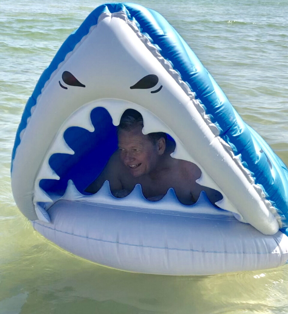 – Jeg er inde i hajen, når vi har 'Store badedag', og jeg jager de andre på stranden. Helle er den smukke, hvide svane, siger Lars grinende.