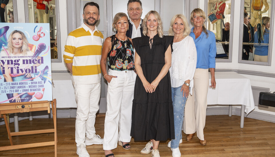 De mange medvirkende i 'Syng med'-arrangementerne er forbundet på kryds og tværs af Dansk Melodi Grand Prix. Enten som deltagere, sangskriver eller værter. Ved koncerterne på Plænen kan man opleve Bryan Rice, 45, og Maria Montell synge danske pophits, Gry og Lonnie med Grand Prix-nostalgi samt Michael Carøe, 63, og Zindy Laursen, 53, til fællessang med amerikanske pophits. Zindy var i USA og kunne desværre ikke deltage i pressemødet.