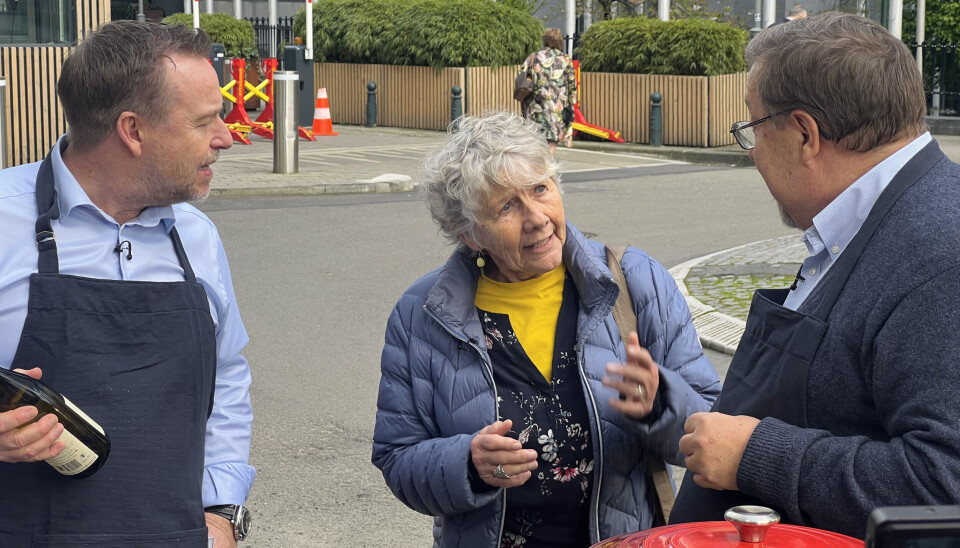 – Margrethe Auken er afgående parlamentariker, og på vej til 80 år må man sige, at hun har aftjent sin værnepligt i parlamentet. Hun hjalp os med at lave moules frites, fortæller Adam.