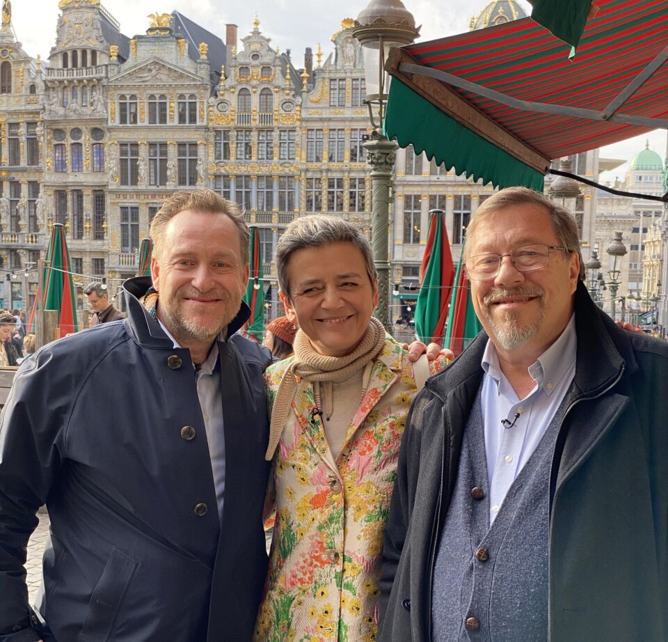I fint selskab med brødrene Price lyser Margrethe Vestager op på Grand Place i Bruxelles i sin flotte blomsterede frakke fra danske Stine Goya.