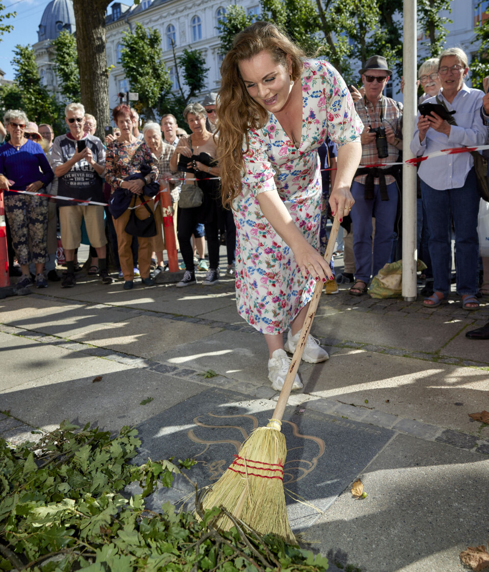 Lise viste sine havekundskaber frem og svang kosten over de visne blade, da hun modtog Teaterflisen på Frederiksberg sidste sommer.