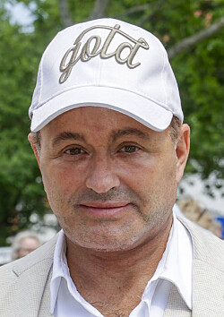 Dennis Knudsen afslører: Ikke færdig med operationer