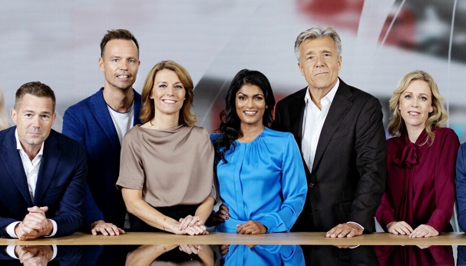 Det samlede værtshold bag TVA. Fra venstre: Kim Bildsøe Lassen, Anne-Dorte Rosgaard, Mette Hybel, Johannes Langkilde, Jacob Rosenkrands, Maria Yde, Ulla Essendrop, Klaus Bundgård Povlsen, Maja Rosager, Erkan Özden, Nina Z. Munch-Perrin, Lillian Gjerulf Kretz, Kåre Quist