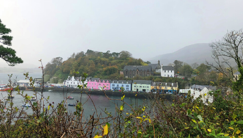 Den lille by Portree på Isle of Sky med de farvestrålende huse har en central rolle i Julies krimi. – Jeg boede også på samme hotel og værelse, som min hovedperson Rebekka Holm gør i 'Fremmed'.