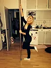 Joy er helt vild med at danse om pælen, når hun er i byen med veninderne. (Foto: Privat/Facebook)