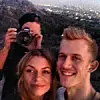 Sammen med nogle gode venner nyder Rikke udsigten udover L.A. (Foto: Privat/Instagram rikkegoeransson)