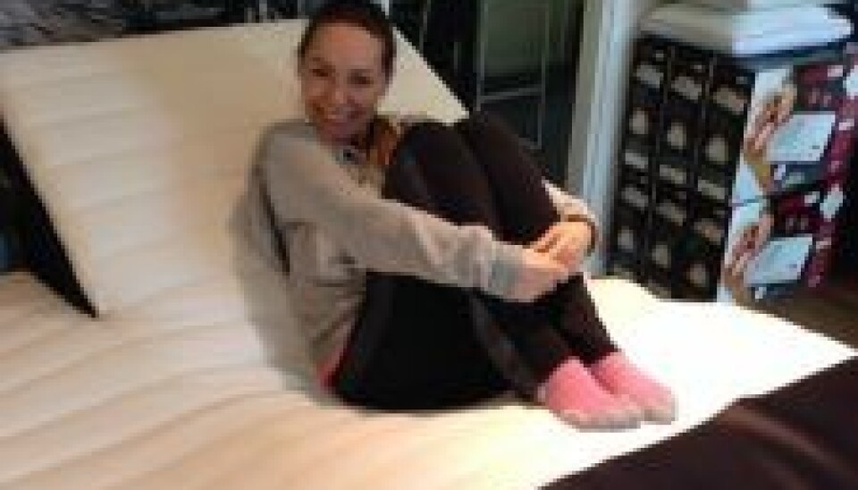 En glad Mascha Vang i sin nye seng fra Copenhagen Comfort Beds (Foto: maschavang.dk)