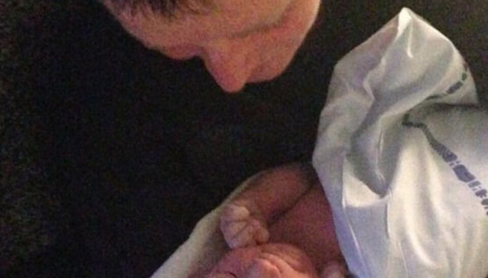 Den stolte mor med den nyfødte Alvin (Foto: privat)