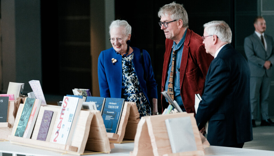 Dronningen blev vist rundt af boghistorikeren Christian Kaaber og landsformand for Foreningen for Boghaandværk, Svend Larsen (t.h.).