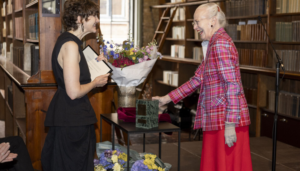 Dronning Margrethe overrækker Prins Henrik Prisen til Ursula Andkjær Olsen