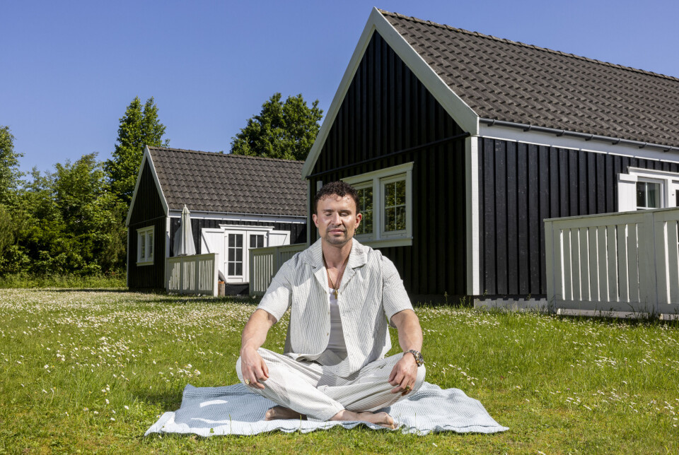 Gustav mediterer ti minutter hver dag, mens han lytter til en video på spansk, hvor der er fokus på vejrtrækningen.