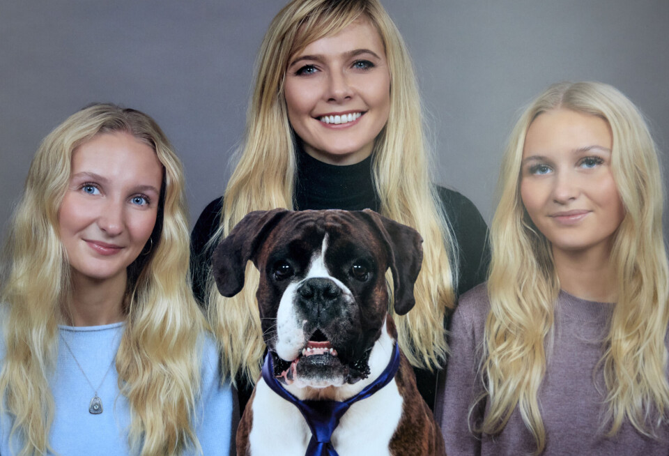 Julegaven til Jørgen og Inger var dette billede med Rose, 22, Claudia, 28, og Camill, 18, med deres flotte ”lillebror” Jack iført slips.