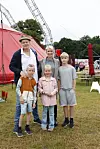Andreas Bo med familien i 'Flying Superkids'