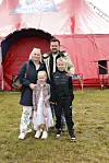 Cecilie Schmeichel med familien til 'Flying Superkids'