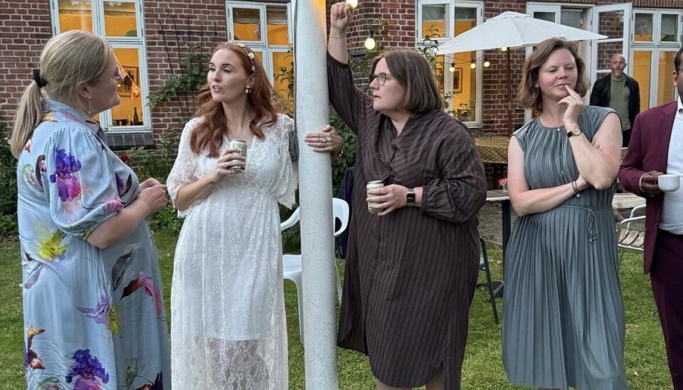 - Det hele blev skyllet ned med en skøn, uhøjtidelig fødselsdagsfest i selskab med en masse af dem, jeg holder af, fortæller bruden Louise Gade Sig.