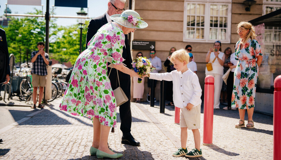 Dronningen fik vanen tro blomster, men fireårige Snorre var genert og forsvandt, inden hun kunne nå at sige tak og give ham et håndtryk.