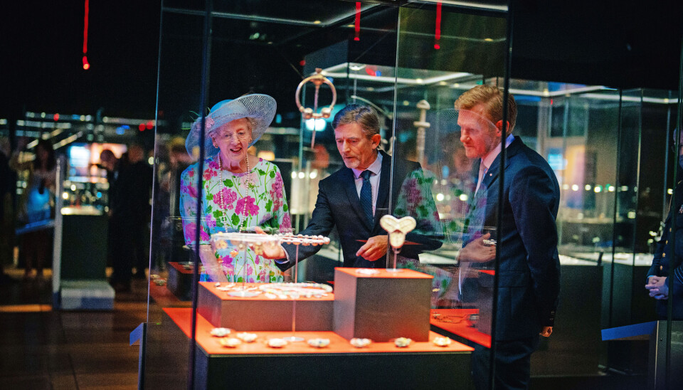 Fra ringborgen 'Fyrkat' ved Hobro udstilles fund fra en usædvanlig kvindegrav. Nationalmuseets forskere antager, at hun var en kongelig Vølve fra Harald Blåtands følge.