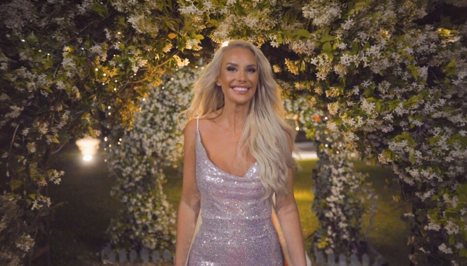 Julia gør sig klar til at møde de 18 mænd. Det bliver en uforglemmelig aften med store følelser og smil - og en overraskelse fra den anden side af jordkloden.