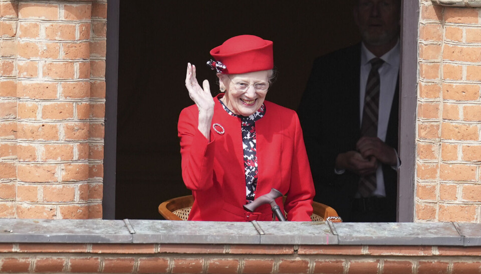 Majestæten vinkede fra Meldahls Rådhus, hvor hun overværede processionen.
