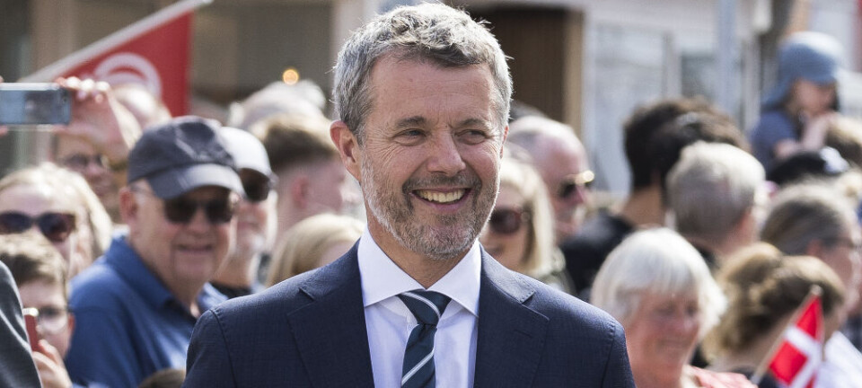 Kong Frederik viser årets t-shirt til Royal Run frem