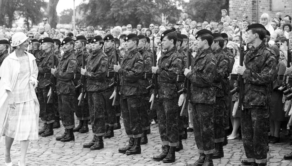Dronning Margrethe får øje på sine sønner blandt de soldater, der i 1987 stod opmarcheret for at tage imod hende ved et besøg i Sønderborg.