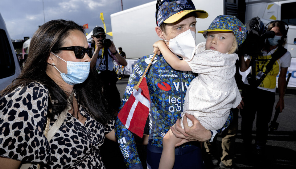 Jonas fik tre-årige Frida på armen efter at være kommet over målstregen