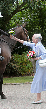 Dronning Margrethe tager imod ringrideroptoget i Gråsten