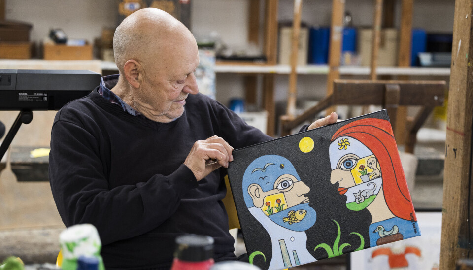 – Takket være folks dårlige smag går det skide godt med at sælge min kunst, joker han.